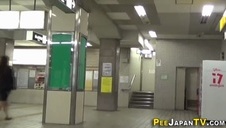 patrzy na jej niewielki biuścik w trakcie rżnięcia