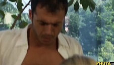 porno facet liże jej kakaowe oczko