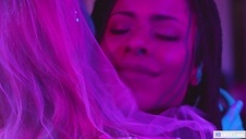 dużym cycem po jej twarzy