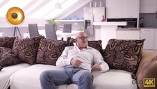 numerek w salonie z mamą partnerki