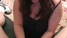 szczupła laska przymierza staniczki i majteczki w przebieralni sklepu z bielizną