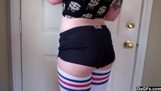 opalona brunetka zaciska zęby z ciasnoty