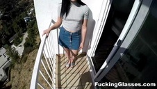 starszy koleś zabawia się z panienkami