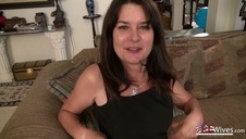 podwija jej spódniczkę i nieźle ją jebie