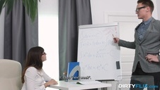 zgrabna brunetka robi striptiz