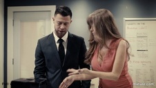 ten kociak lubi zabawiać się męskim członkami