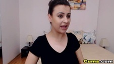 siwy facet pieści ją po niewielkich piersiach