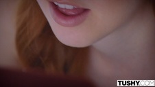 zaciągnął się zapachem z jej mokre pipy