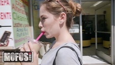 laska w blond kitkach rozkłada nogi