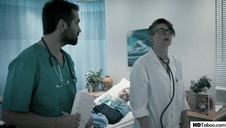 laseczka o jędrnych cyckach rozbiera się