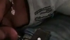 wytatuowana masturbuje się w kąpieli