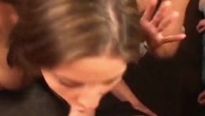 brunetka ciągnie sterczącego kutasa