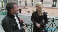 laski dogadają sobie na białej kanapie