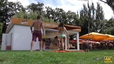 młoda azjatka z malutkimi piersiami