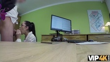 ociera się cycem o jego fiuta