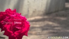 murzyna ma na sobie dziką czekoladkę