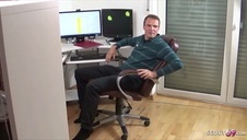 modelka robi show ze swoją cipką