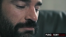 brunetka z wibratorem na łózku