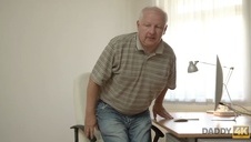 stara suka ciągnie swojemu mężowi