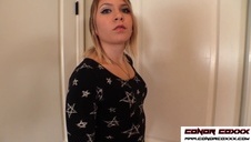 rżnie rudą suczkę w salonie