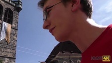 delikatne ciałko młodszej siostry