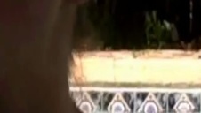 mizia ją kciukiem po szparce i rucha ją w dupę