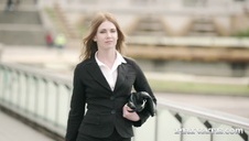 wygląda szałowo w białej bieliźnie