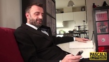 zamaskowana babeczka bawi się członkiem w łazience