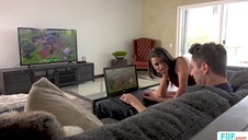 nastolatki sami w domu