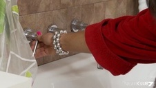 porno na fotelu w ogrodzie