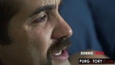 starsza pani pokazuje swe walory