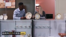 rozkłada nogi przed lustrem i masuje sobie piczkę