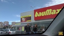 krągła amatorka daje sobie z palca