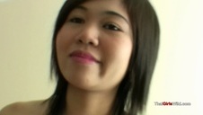 naga blondynka pozuje w kuchni