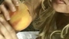 obleśny grubas poderwał na ulicy młodą laskę z kolczykami na twarzy