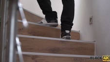 brunetka ujeżdża czarnego penisa