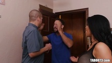 mamusia w czerni ma wielkie piersi