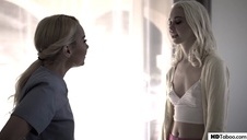 podnosi rudą laskę i rżnie ją na stojaka