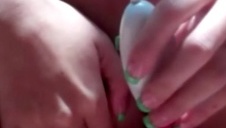 śliczna brunetka i jej ponętny biust