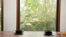 romantyczny seks z dobrą dziewczyną na sofie