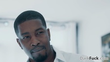 młoda laseczka ma spermę na ustach