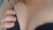 gorący milf obciąga penisa