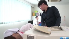 młoda okularnica w białych pończoszkach