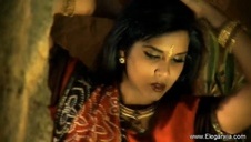 latynoska naoliwia swe dupsko