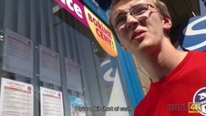 laska zdejmuje staniczek i zabiera się za jego pałkę