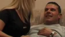 liże ją po jędrnych piersiach