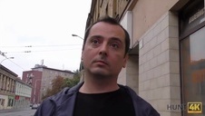 wypina swą dupkę przy basenie w upalony dzień