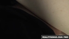 głęboka milfa w czarnych pończochach i szpilkach