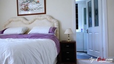 piękna przed kamerką zabawia się dwoma zabawkami