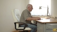 seksowna kocica w gorsecie zrobi dla nich wszystko